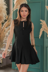 Siyah Önü Bağlamalı Volanlı Elbise