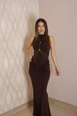 Kahverengi Zincir Detaylı Halter Yaka Uzun Elbise