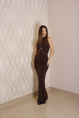 Kahverengi Zincir Detaylı Halter Yaka Uzun Elbise