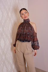 Vera Şal Desenli Omuz Dekolteli Bluz