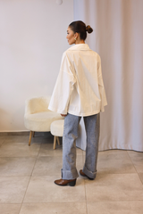 Beyaz V Yaka Detaylı Oversize Gömlek