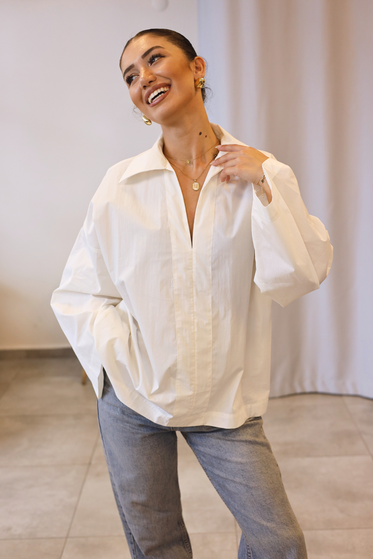 Beyaz V Yaka Detaylı Oversize Gömlek