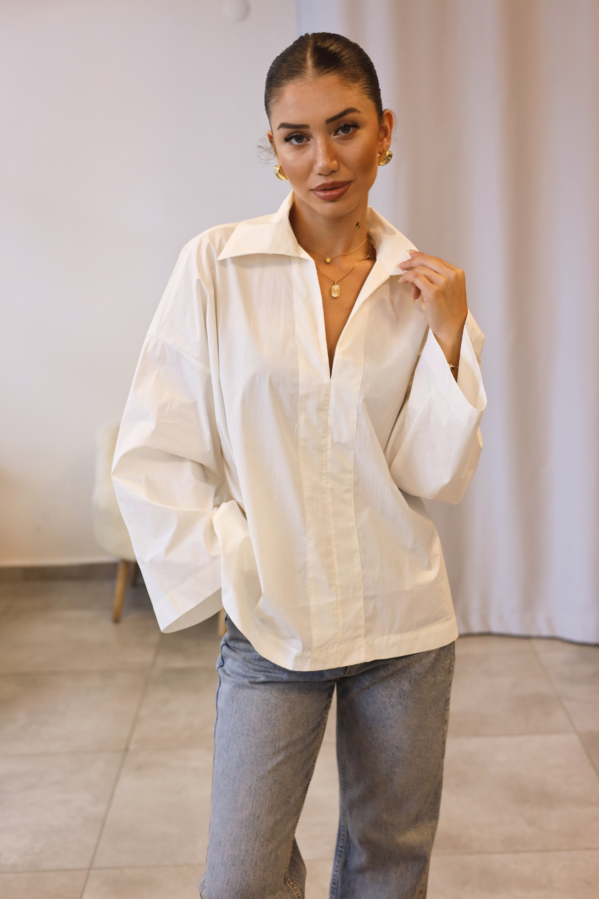 Beyaz V Yaka Detaylı Oversize Gömlek