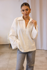 Beyaz V Yaka Detaylı Oversize Gömlek