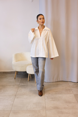 Beyaz V Yaka Detaylı Oversize Gömlek