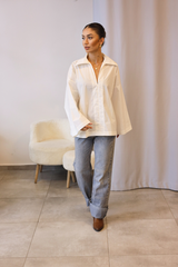 Beyaz V Yaka Detaylı Oversize Gömlek